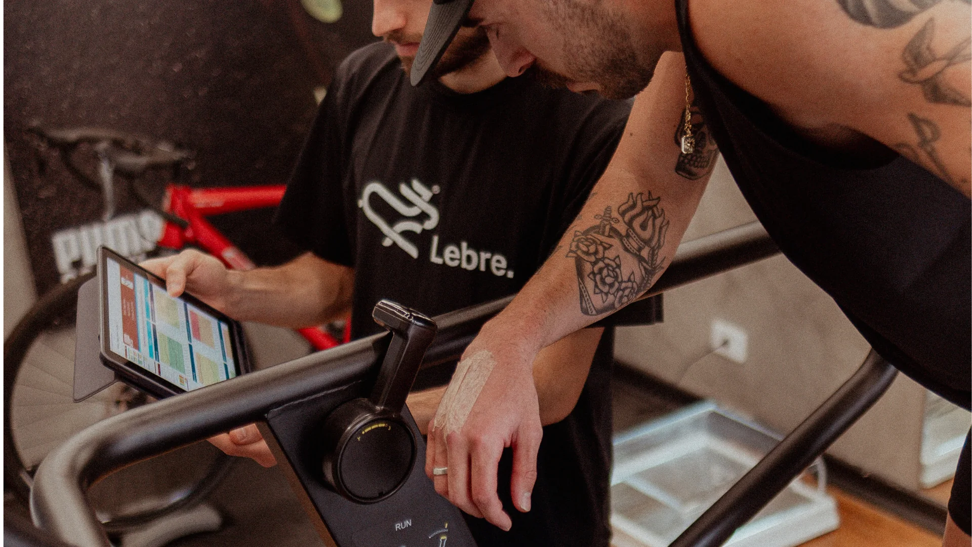 Especialista da Lebre acompanha dados de um corredor durante avaliação no laboratório
